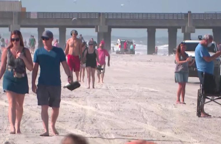 Watch: Beachgoers swarm the sand in Florida