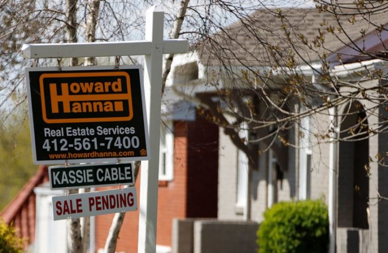 More Americans sign contracts to buy homes in July