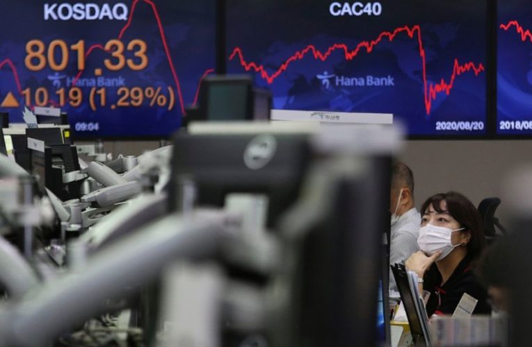 Wall Street drifts following mixed data on global economy