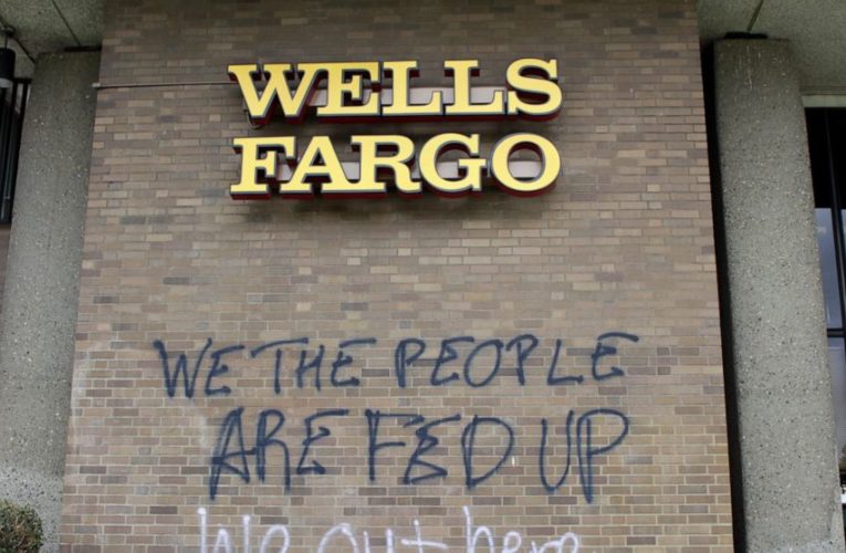 Wells Fargo CEO apologizes for comments about diversity