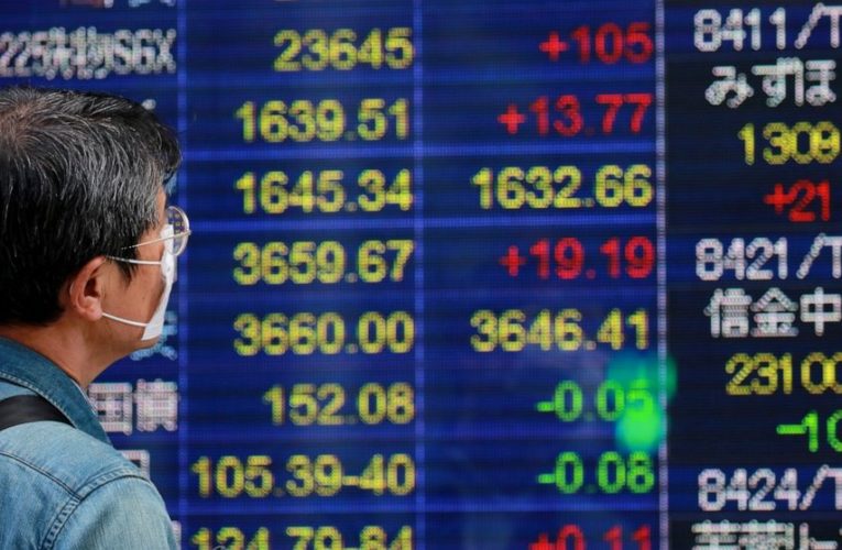 US stocks rise as stimulus hopes remain, social media shines