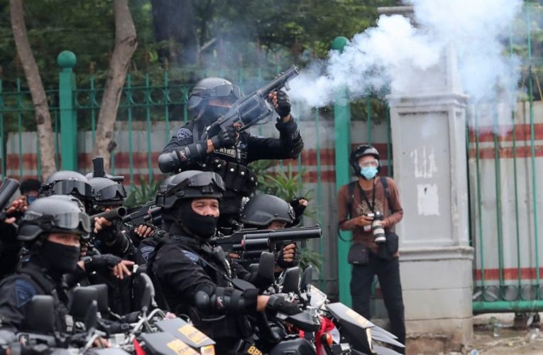 Muslim protesters march against Indonesia’s new labor law