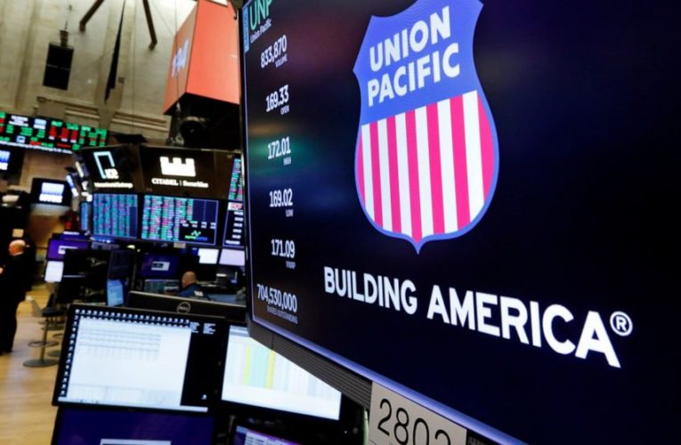 Union Pacific 3Q profit drops 12% but volume surges
