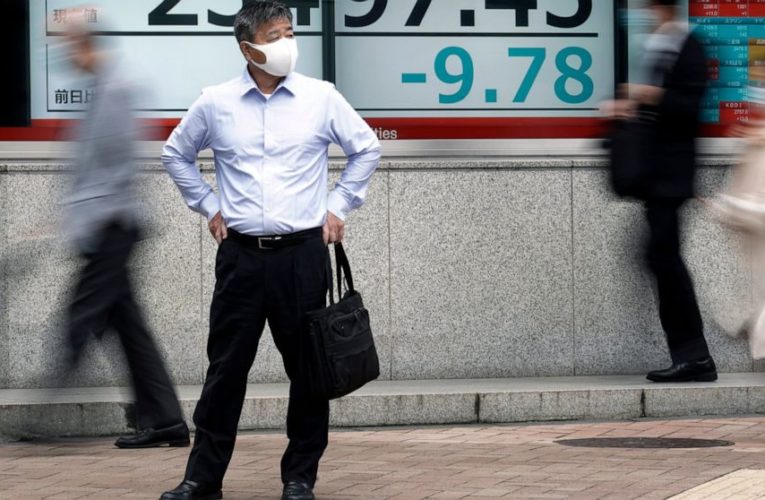 US stocks head higher at the end of another bumpy week