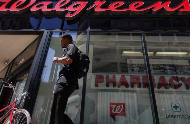 Drugstore chain Walgreens rebounds with $373M 4Q profit