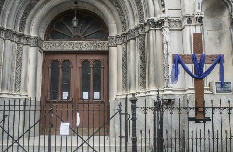 In a 5-4 ruling, Supreme Court sides with religious groups in a dispute over Covid-19 restrictions in New York