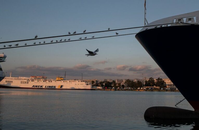 Greek civil servants on 24-hour strike