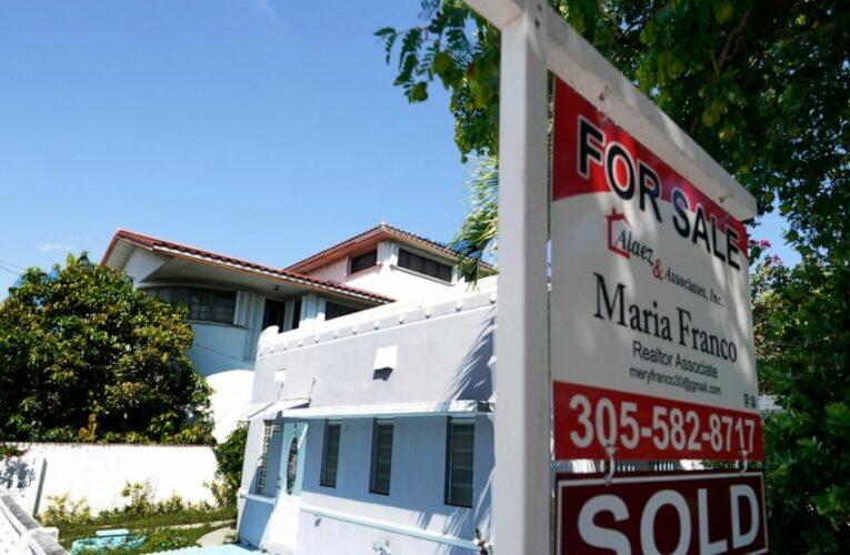 US mortgage rates stay at record low 2.72% for 30 years