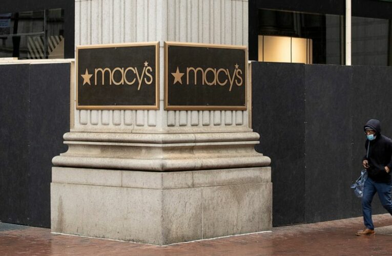 Macy posts 3Q loss but early holiday shopping season helps