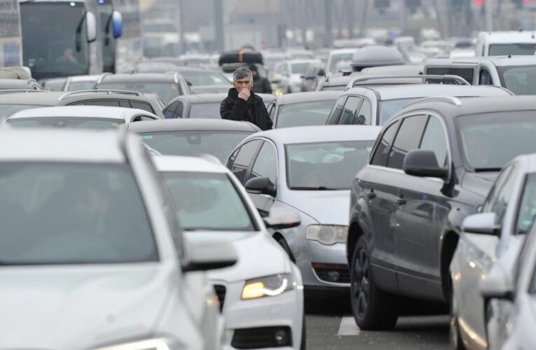 Holiday traffic clogs Balkan borders despite virus warnings