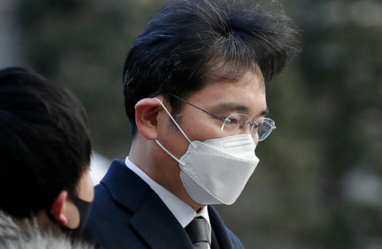 Prosecutors seek 9-year prison term for Samsung chief Lee