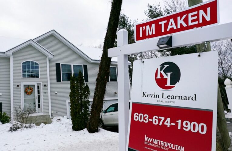 US long-term mortgage rates fall; 30-year at 2.67%