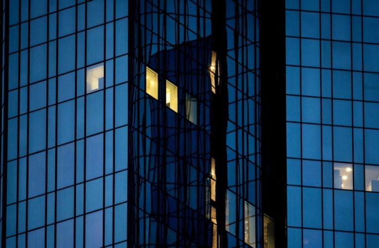 Deutsche Bank makes profit on cost cuts, trading income