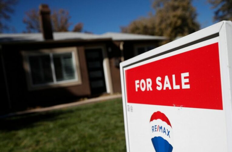 US long-term mortgage rates flat; 30-year stays at 2.73%