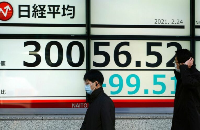 Gains for bank stocks help lead major US indexes higher