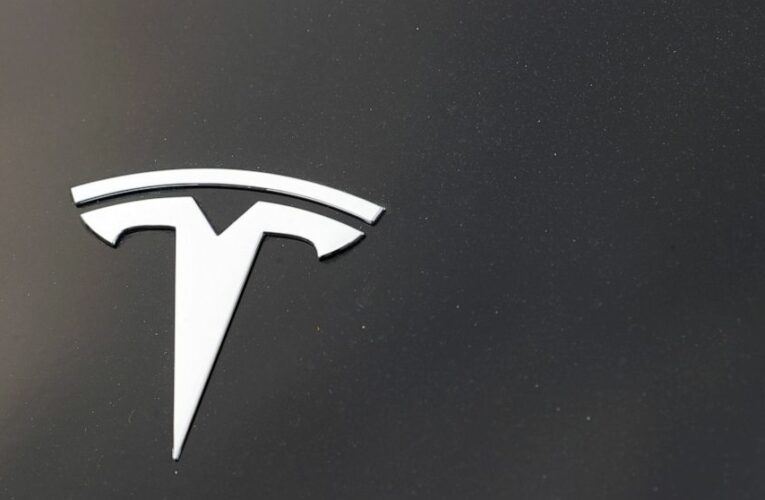 US sends team to Detroit to investigate Tesla-semi crash