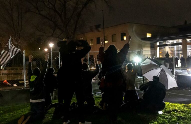 Protests and police clash in third night of protests after death of Daunte Wright