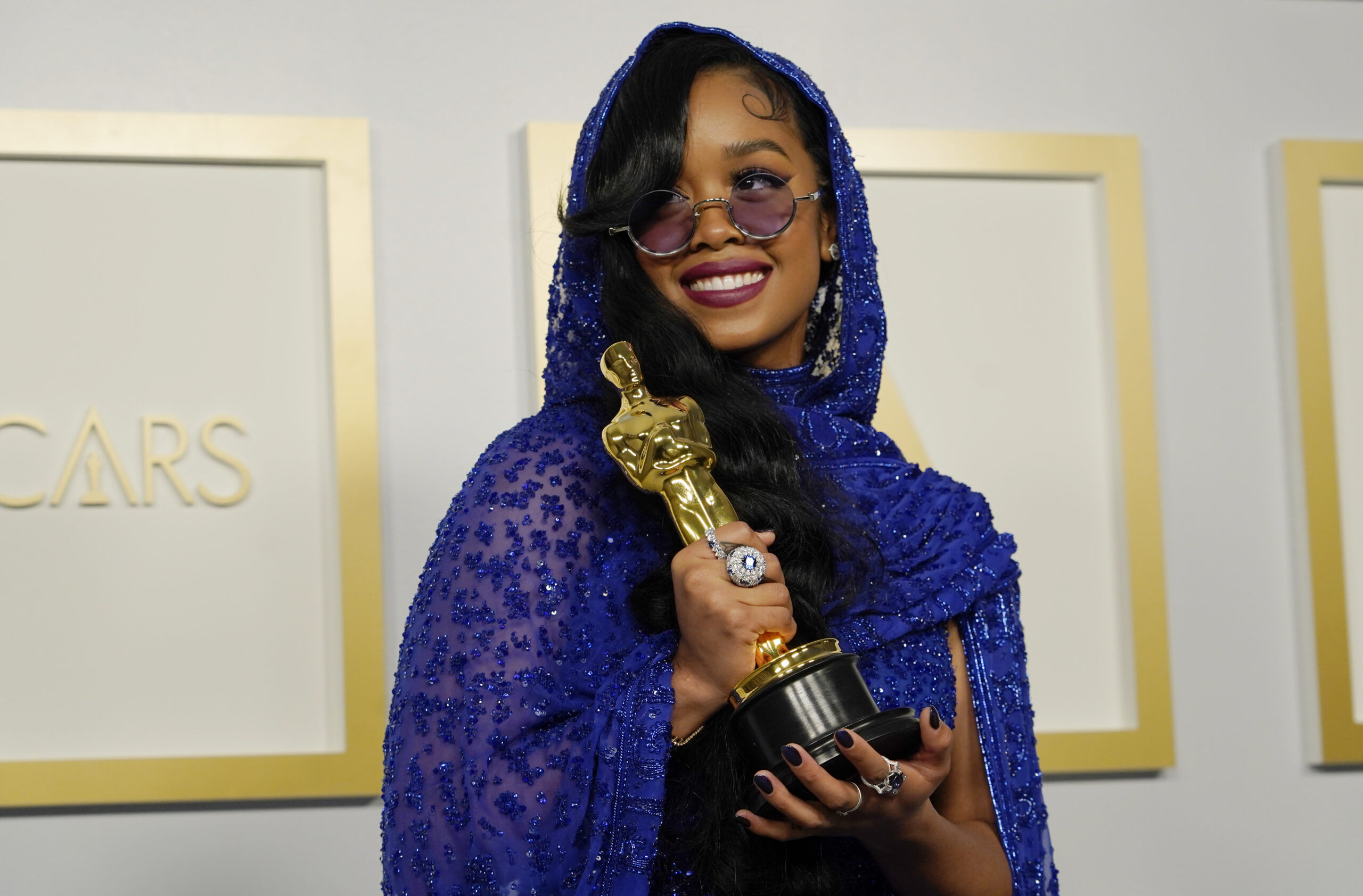 Some cheers — and jeers — for the Oscars