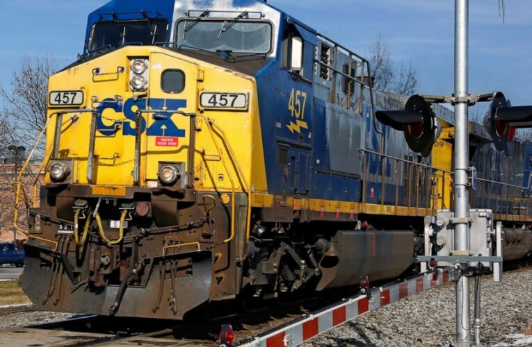 CSX 1Q profit dips 8% but railroad sees economy growing