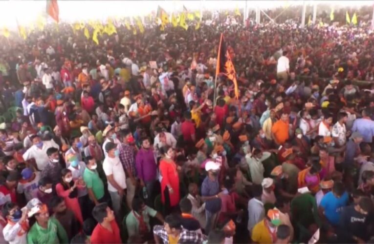 India’s leader holds rally with thousands as virus rips through