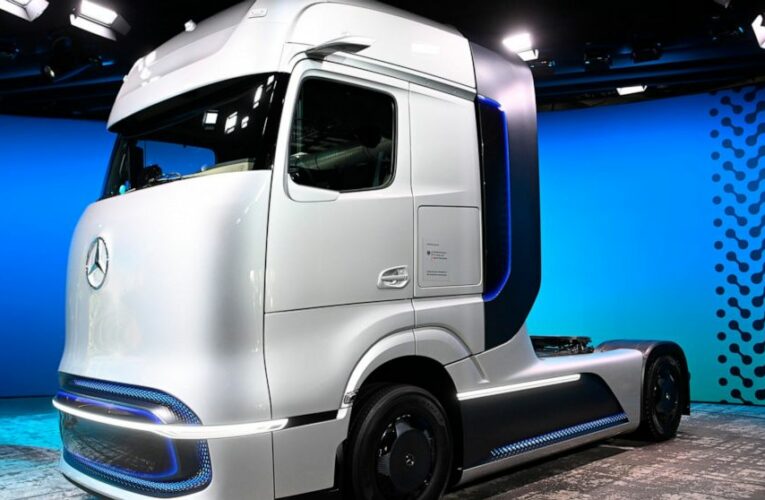 Daimler Truck to shift spending to battery, hydrogen rigs