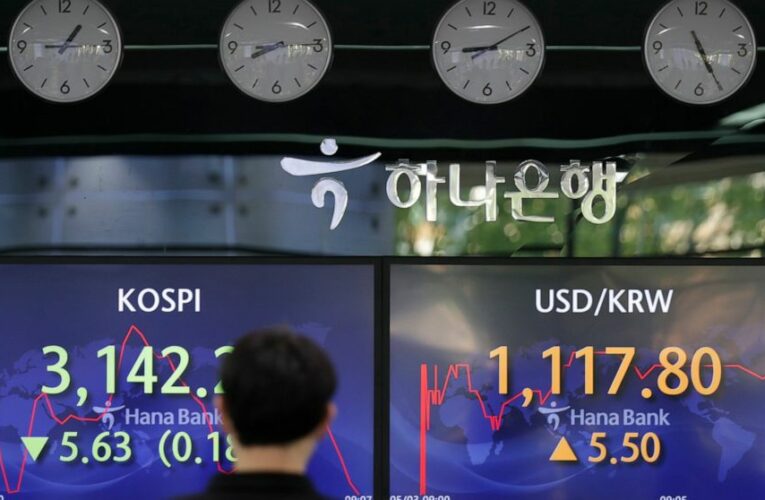 Wall Street logs gains Monday on strong earnings