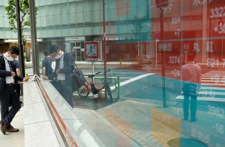 US stocks move higher, erasing weekly loss for the S&P 500