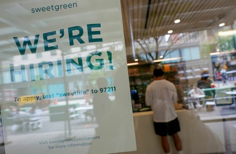 US unemployment claims fall to a pandemic low of 498,000