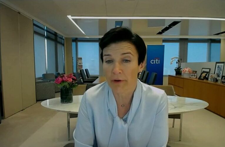 Bank CEOs return to testify in front of divided Congress