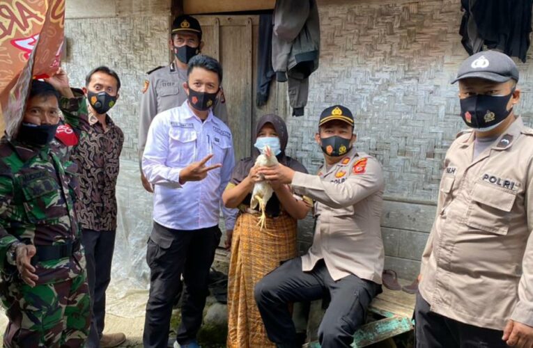 Indonesian officials give away live chickens to residents willing to get vaccinated