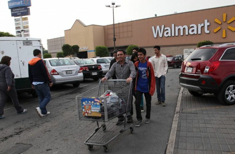Mexican elderly lose work as grocery baggers, protest