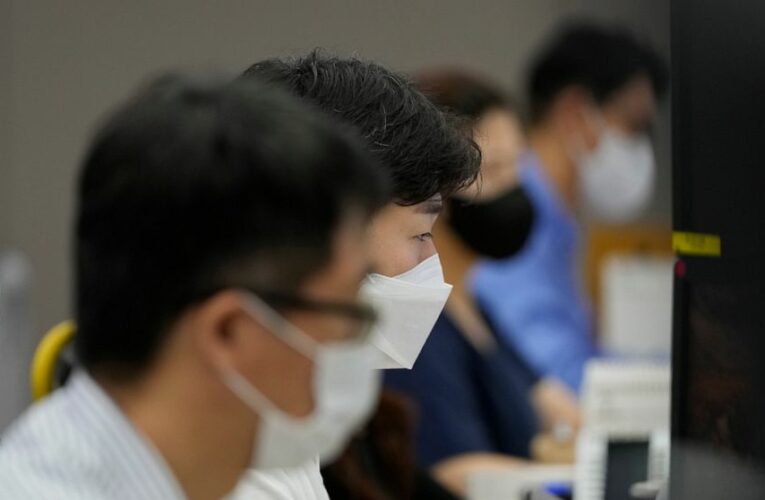 Stocks close higher, capping a 3rd straight week of gains