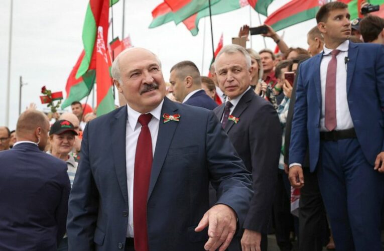Belarus government blocks top media outlet, detain reporters