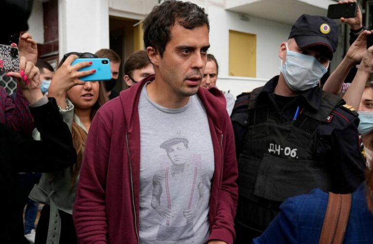 Russian police raid home of investigative journalist