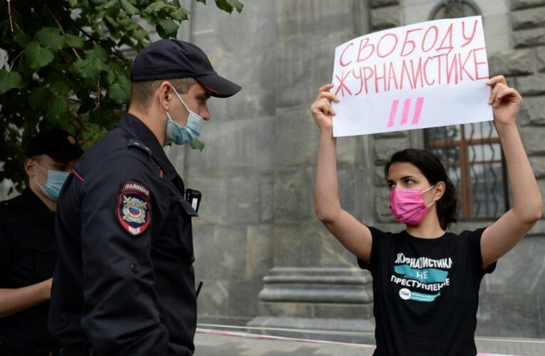 Russian police detain journalists who back media freedom