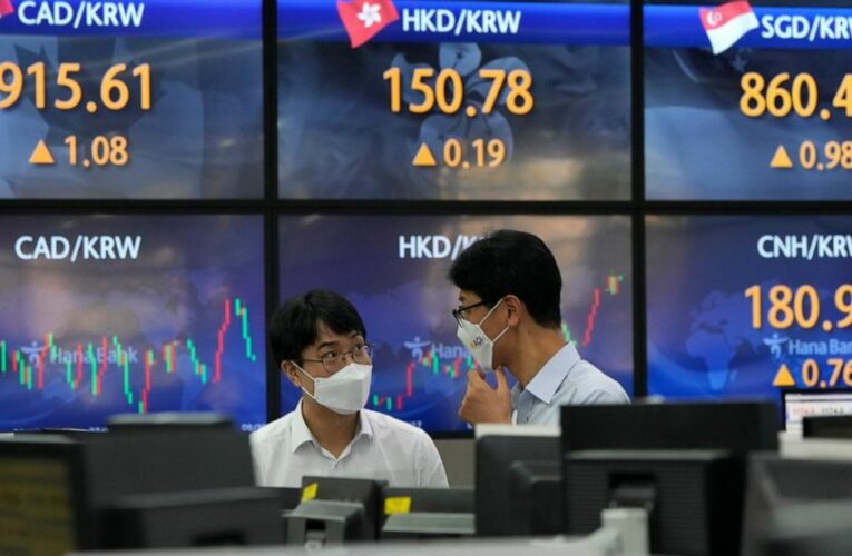 US stocks move higher but are still headed for a weekly loss