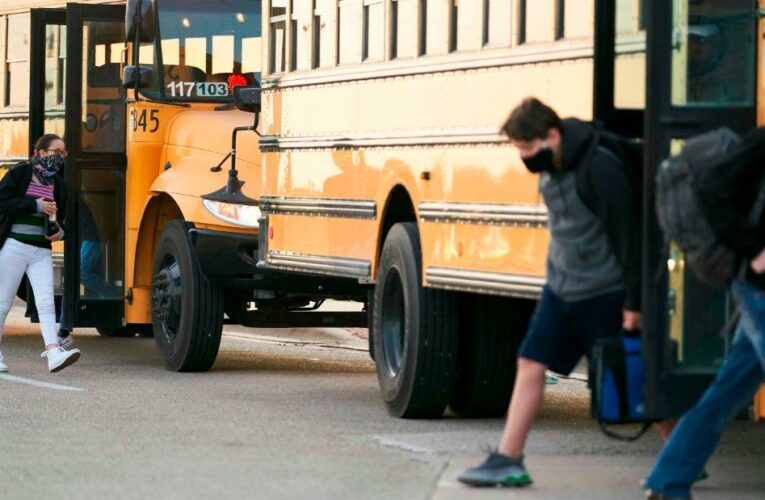 After two teachers died of Covid-19 in one week, a Texas school district implements mask mandate