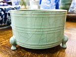 Porcelain pot that turns out to be Chinese relic sells for £400,000