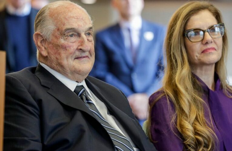 Nebraska billionaire, philanthropist Walter Scott dies at 90