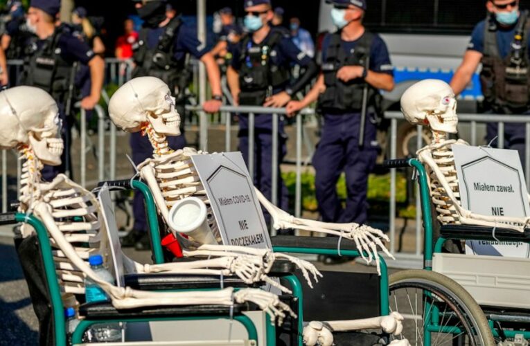 Polish medical workers march for better pay, conditions