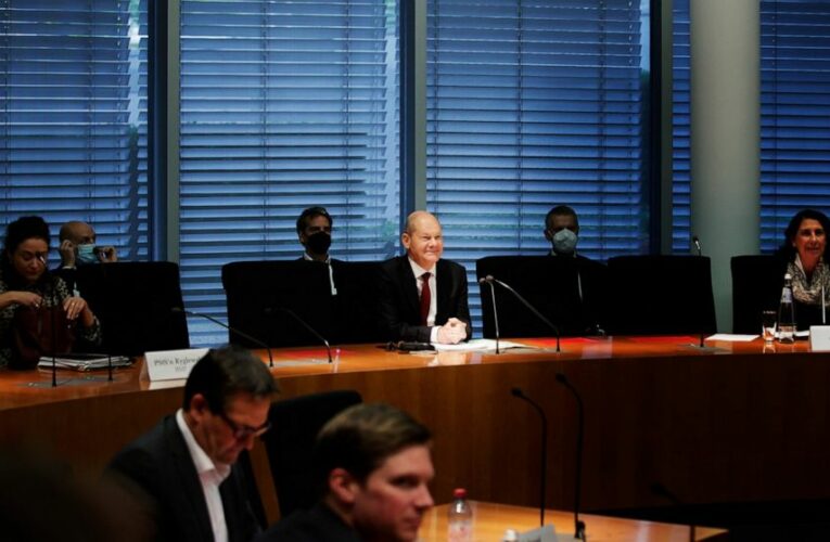 Lawmakers question German poll front-runner over searches