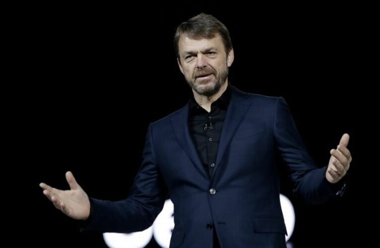 Carmaker Stellantis loses former FCA CEO Manley