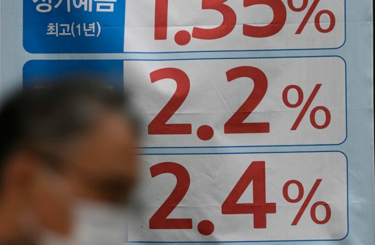 Stocks fall on Wall Street, giving up the week’s gains