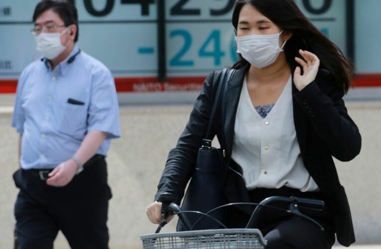 Asian stocks track Wall St decline as growth concerns weigh