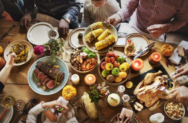 Should you go to Thanksgiving dinner with your unvaccinated uncle? Experts help make the call