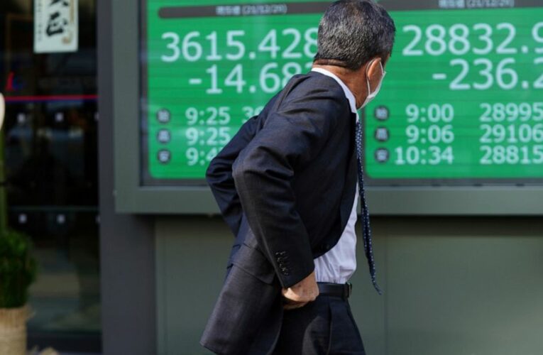 Stocks dip mostly lower; retail companies rise