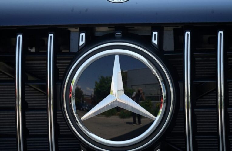 Gaming while driving: Tesla allows it, Mercedes does recall