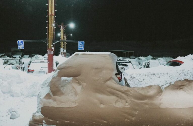 Blizzard shuts down highway linking California with Oregon