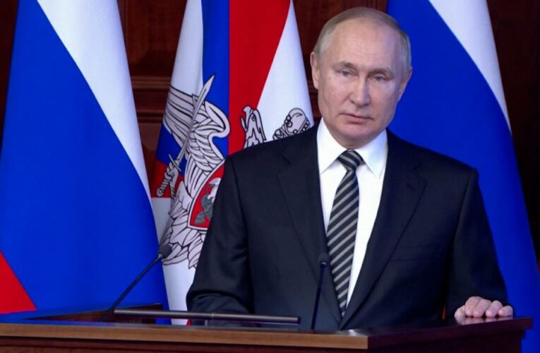 Analysis: Putin and Biden are caught in a high-stakes gamble over Ukraine