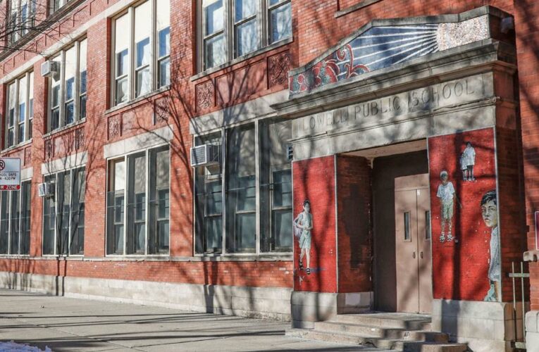 Chicago students set to return to school after agreement between teachers union and city officials